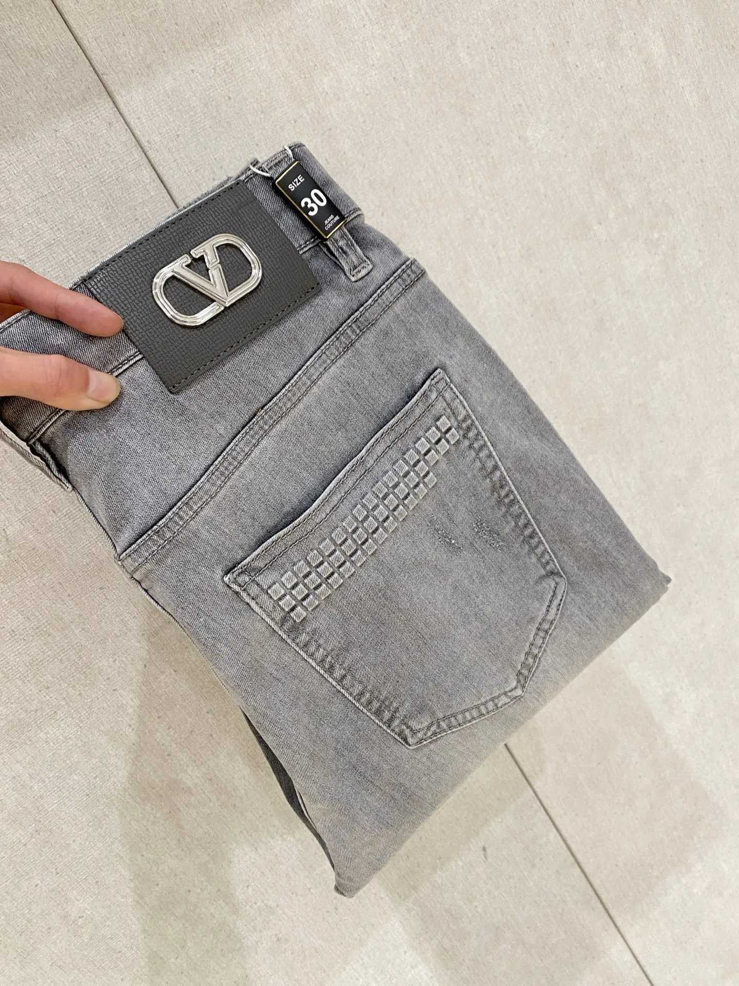Valentino💎The latest 2026 summer ️ launches new men’s thin jeans! Heavy-duty washed denim fabric, customized fabric is softer and more comfortable than ordinary denim fabric! Ultra-heavy industrial washing process and dual-process washing. The entire pair of pants has a comfortable hand feel, and the level of fineness and breathable effect are top-notch. All hardware brand logos are custom-made, and the materials are selected with the best attributes. The elasticity of the fabric is very good and the comfort is great! The low-key design style is simple and elegant. The repurchase rate is extremely high 👍. Sizes: 28-38 no 35 37